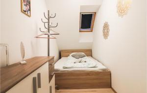 En eller flere senger på et rom på 3 Bedroom Pet Friendly Home In Rechnitz