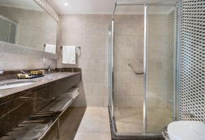 Ένα μπάνιο στο Oz Hotels Side Premium