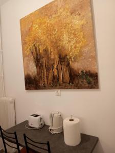 Príslušenstvo na prípravu kávy alebo čaju v ubytovaní Cozy spot apt next to metro station .