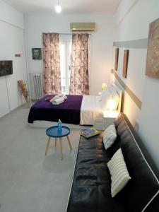 Posteľ alebo postele v izbe v ubytovaní Cozy spot apt next to metro station .