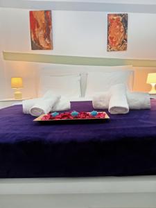 A bed or beds in a room at Cozy spot apt next to metro station .