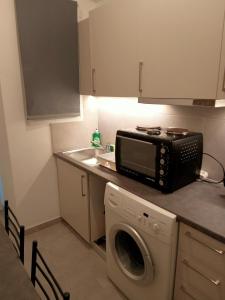 A kitchen or kitchenette at Cozy spot apt next to metro station . Még 10 kép