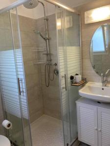 a bathroom with a shower and a sink at יחידת נופש מדהימה ומעוצבת לנופש מושלם בערד in Arad