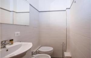 A bathroom at Amazing Apartment In Marina Di Ragusa