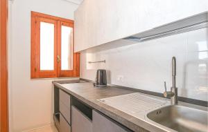 A kitchen or kitchenette at Amazing Apartment In Marina Di Ragusa