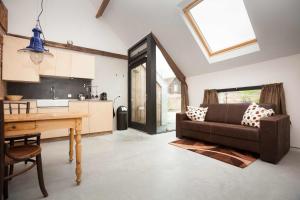 a living room with a couch and a table at Norgerbrink in Norg