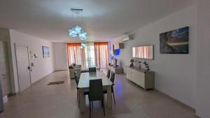 a living room with a dining room table and chairs at Paradise in Għajnsielem