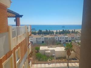 - une vue sur l'océan depuis un bâtiment dans l'établissement Alojamiento roquetas de mar, à Roquetas de Mar