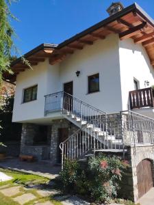una casa con le scale di fronte di La Sarrolein CIR 0009 ad Aosta