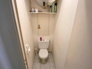 een kleine badkamer met een toilet en een wastafel bij Appartement Six-Fours-les-Plages, 2 pièces, 4 personnes - FR-1-316-157 in Six-Fours-les-Plages