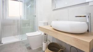 Koupelna v ubytování Apartamentos Boutique Puerta de Reyes + 8 fotografií