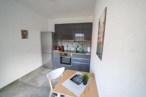 Dapur atau dapur kecil di FULL HOUSE Studios - Apartment French Touch
