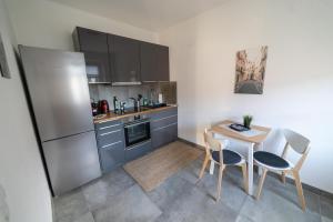 Dapur atau dapur kecil di FULL HOUSE Studios - Apartment French Touch