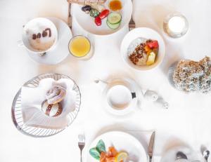 een tafel met borden en kopjes koffie bij Hotel Sonnegg in Saalbach Hinterglemm