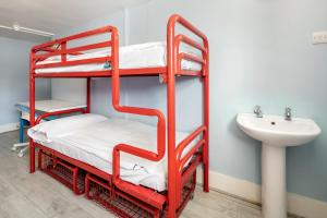 a bathroom with two bunk beds in it at Astor Victoria Hostel in London