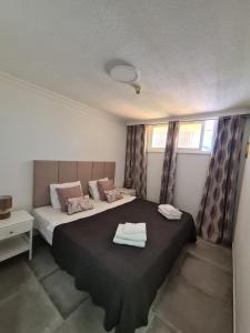 una camera con due letti e asciugamani di The SunSpot Apartment Playa del Inglés a Maspalomas