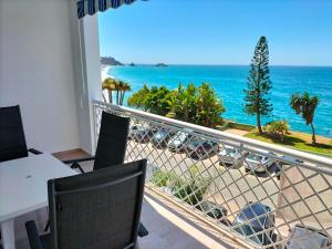 balkon z widokiem na plażę i ocean w obiekcie Delfin Home w Almuñécar