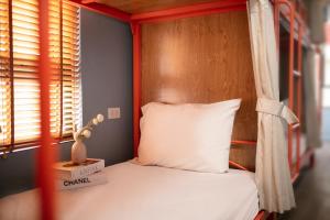 1 cama con cabecero de madera en una habitación en Hanoi Backpackers Hostel & Rooftop bar en Hanoi