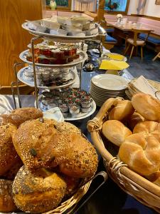 uma mesa coberta com cestos de pão e pratos em Gasthof Prinzregent Superior em Marquartstein