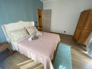 - une chambre avec un lit avec deux animaux rembourrés dans l'établissement A DUE PASSI DAL MARE (citra 008065-LT-0237), à Vintimille
