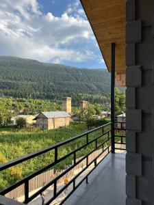 - une vue depuis le balcon d'une maison dans l'établissement Lileo Inn Hotel, à Mestia