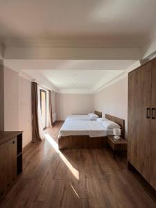 Postel nebo postele na pokoji v ubytování Lileo Inn Hotel