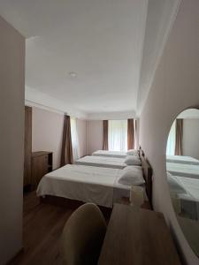 Postel nebo postele na pokoji v ubytování Lileo Inn Hotel