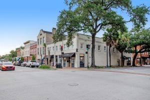 una calle urbana vacía con un semáforo y edificios en Historic City Market - Loft Off Broughton Too, en Savannah