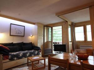 O zonă de relaxare la Appartement Saint-Chaffrey , 1 pièce, 4 personnes - FR-1-330E-59
