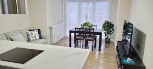 Televízia a/alebo spoločenská miestnosť v ubytovaní SANNIKO APARTMENT Ático con Terraza