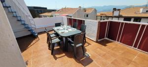 Balkón alebo terasa v ubytovaní SANNIKO APARTMENT Ático con Terraza