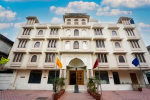 un edificio con banderas delante en Hotel Maru Casa, en Jaipur