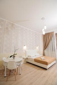 - une chambre avec un lit, une table et un bureau dans l'établissement Luxury Apartment near Rynok Square, à Lviv