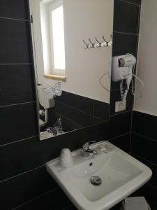 y baño con lavabo y espejo. en B&B Roseal, en Brusciano