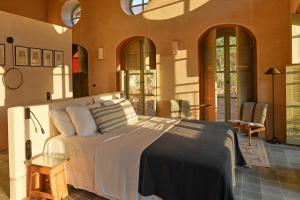 a bedroom with a large bed in a room at Casa Mediterraneo Hotel in Meyisti