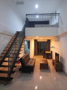 sala de estar con sofá y escalera en Double Storey PJ5 Soho Balcony Pool WIFI Netflix Field View, en Petaling Jaya
