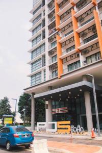 un coche azul estacionado frente a un edificio en Double Storey PJ5 Soho Balcony Pool WIFI Netflix Field View, en Petaling Jaya