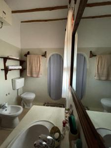 a bathroom with a sink and a toilet at Njala House - Villa con piscina in Watamu