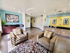 Posezení v ubytování Super 8 by Wyndham Forney/East Dallas