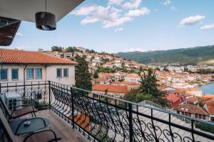 d'un balcon avec des chaises et une vue sur la ville. dans l'établissement Villa Una, à Ohrid