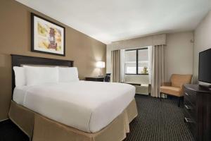 uma grande cama branca num quarto de hotel em Baymont by Wyndham Elko em Elko