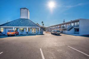a building with a car parked in a parking lot at Rodeway Inn Phoenix North I-17 in Phoenix