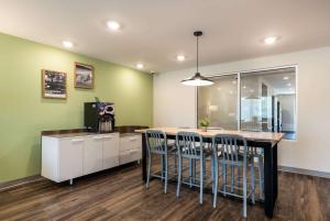 cocina con mesa y sillas en una habitación en WoodSpring Suites Greensboro - High Point North, en Greensboro