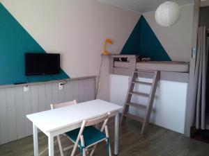Kuchyňa alebo kuchynka v ubytovaní Grand studio climatisé proche du centre mais au calme