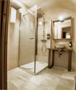 un baño con ducha y lavabo en LA POSADA DEL LIMONERO, en Fuentes de Andalucía