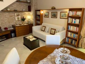 sala de estar con sofá y mesa en Residenza Antico Borgo del Pozzo, en Tramonti