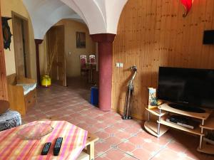 a living room with a television and a table at Ferienwohnung Sunshine vom Friesenhof Wieratal in Nobitz