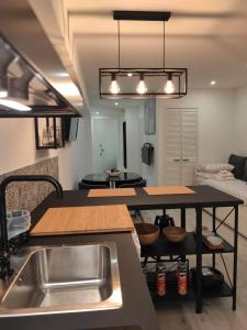 eine Küche mit einer Spüle und einer Arbeitsplatte in der Unterkunft Loft & Studio Cascais in Cascais