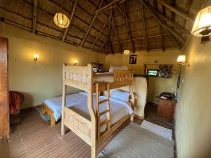 Bunk bed o mga bunk bed sa kuwarto sa Olaloi Mara Camp