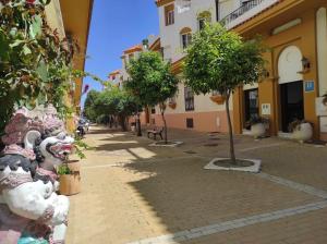 ulica z drzewami i budynkami w mieście w obiekcie Atico cercano a la playa con gran terraza w mieście Zahara de los Atunes